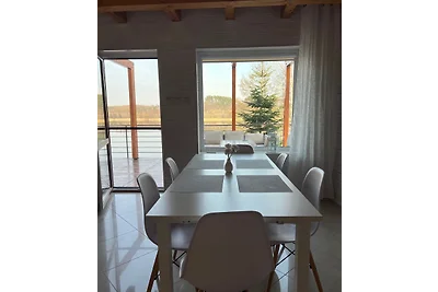 Domek nad jeziorem z linią brzegową