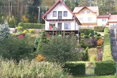 Domek nad jeziorem z linią brzegową