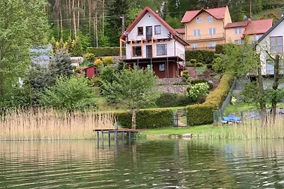 Domek nad jeziorem z linią brzegową