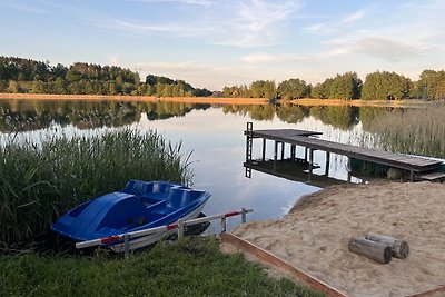 Domek nad jeziorem z linią brzegową