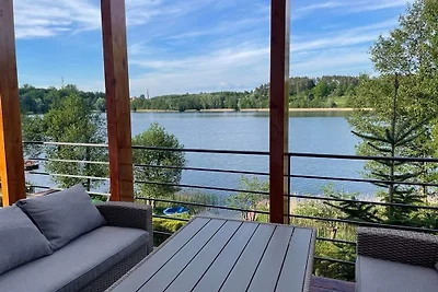 Domek nad jeziorem z linią brzegową