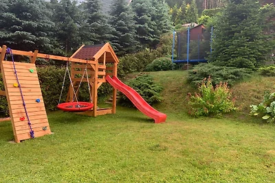 Domek nad jeziorem z linią brzegową