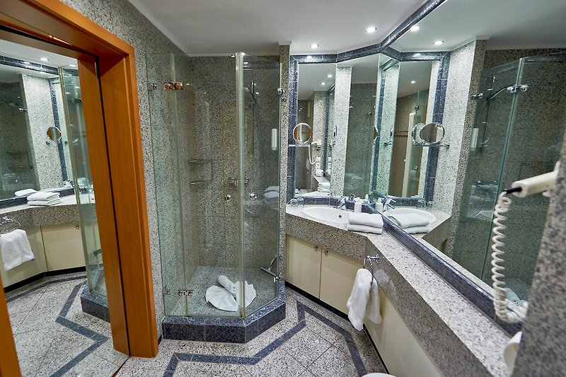 Ein stilvolles Badezimmer mit moderner Dusche und elegantem Interieur.