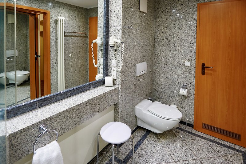Einladendes Badezimmer mit stilvollem Waschbecken und moderner Armatur.