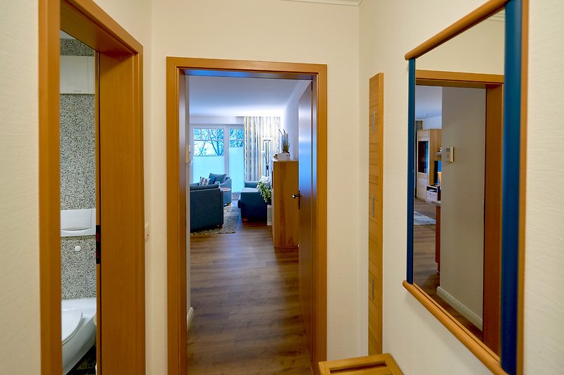 Einladende Holztür mit Spiegel und stilvollem Interieur.