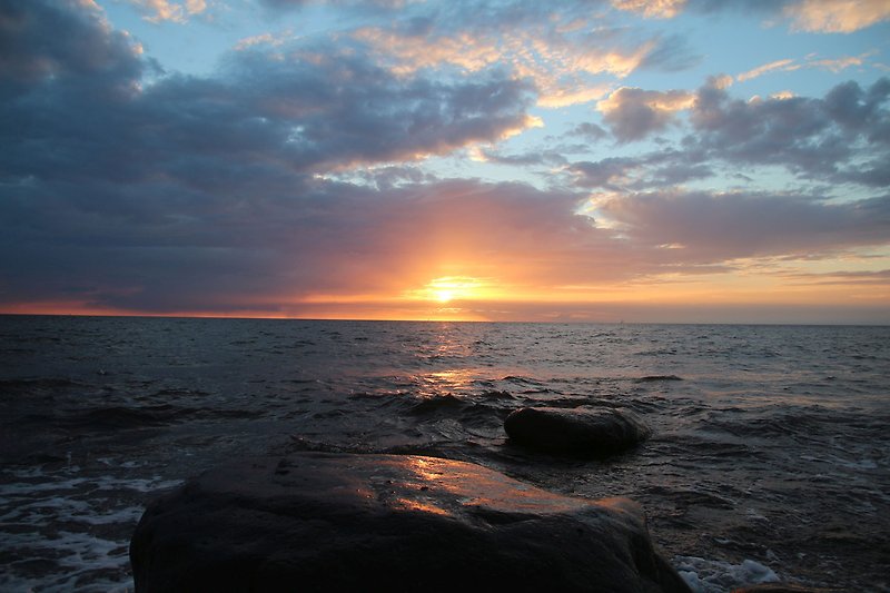 Zachód słońca nad morzem jest dostępny tylko tutaj na zachodzie Rugii.