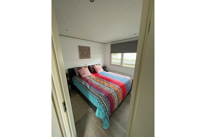 Gemütliches Schlafzimmer mit bequemem Bett und stilvollem Interieur.