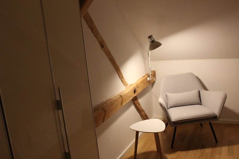 Schlafzimmer/ Schrank und Sessel 