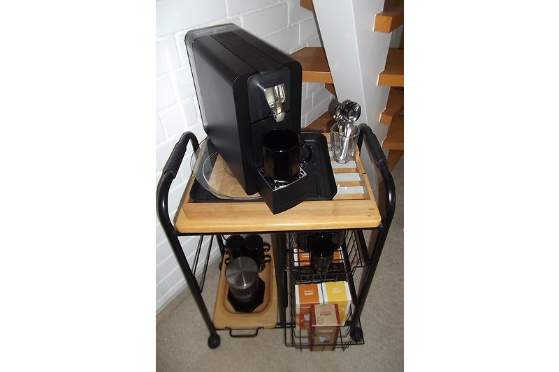 Die kleine Espressomaschine im Essbereich