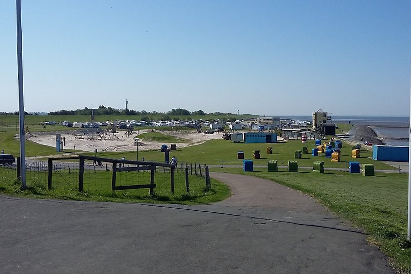Strand und Spielplatz in Tossens