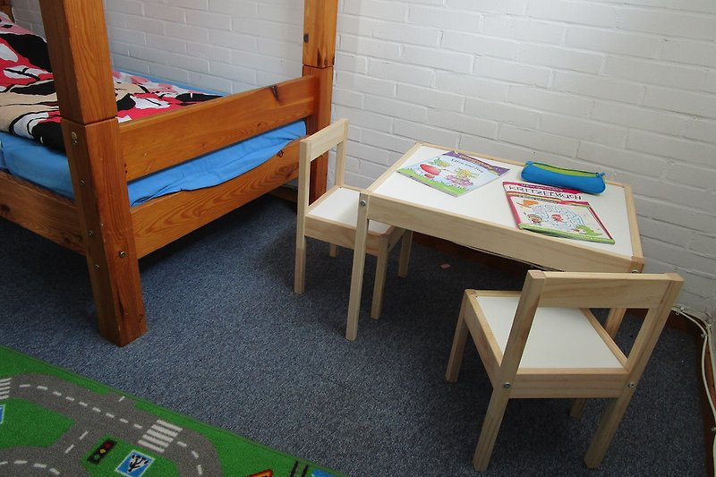Kinderzimmer mit Tisch und Stühlen