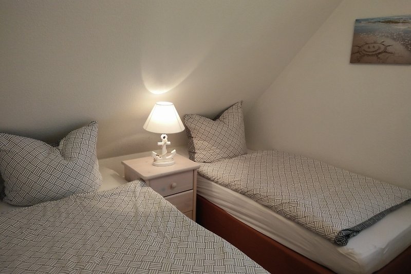 Schlafzimmer mit zwei gemütlichen Einzelbetten