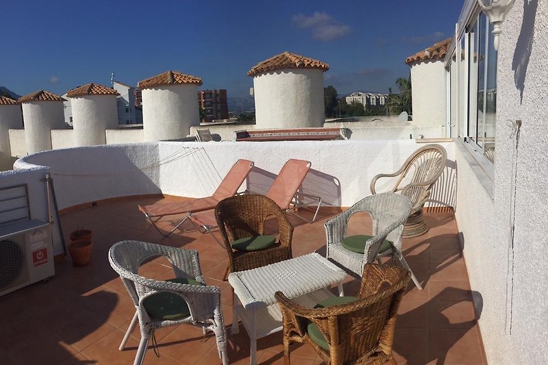 Dachterrasse mit gemütlicher  Sitzecke und Sonnenliegen