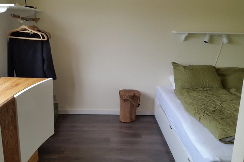Pierwsze spojrzenie na mały pokój. To łóżko ma 160 cm szerokości i jest raczej twarde. Kołdry mają wymiary 135/200 cm.