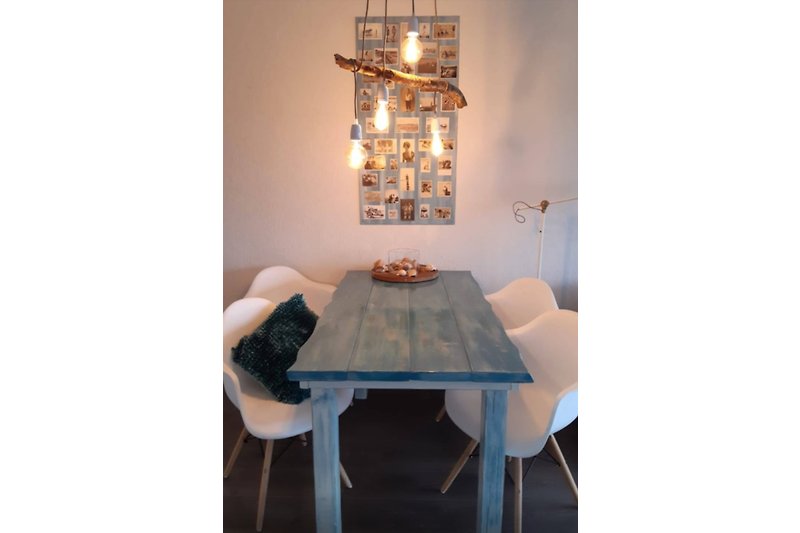 Lampe, Tisch & Collage: persönlich für Sie gestaltet!
