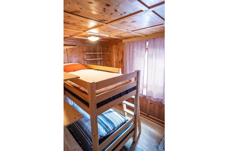 mały pokój z łóżkiem piętrowym