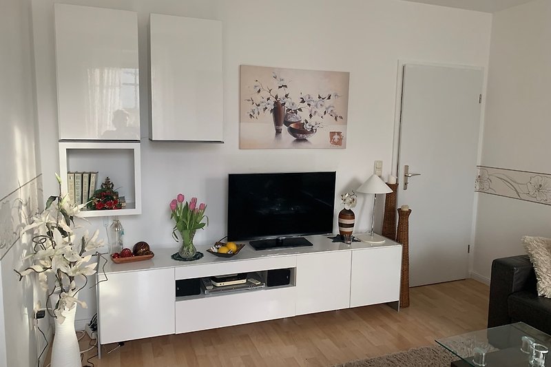 Hochglanz- Wohnwand mit großem Fernseher,adio und DVD Player