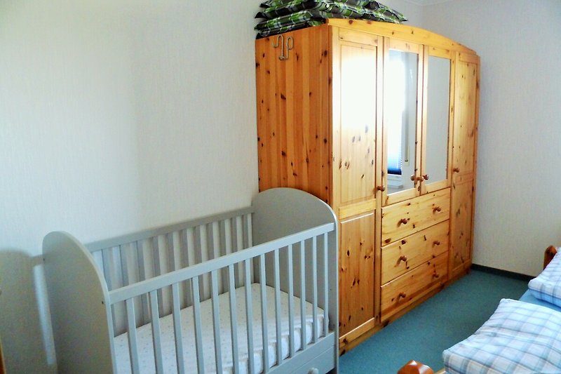 Elternschlafzimmer mit Gitterbett