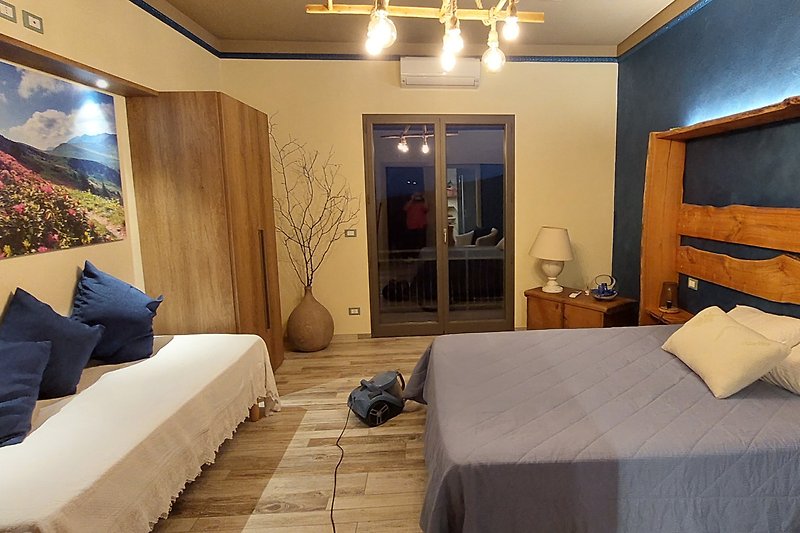Una lussuosa camera da letto con arredi in legno e una lampada a soffitto.