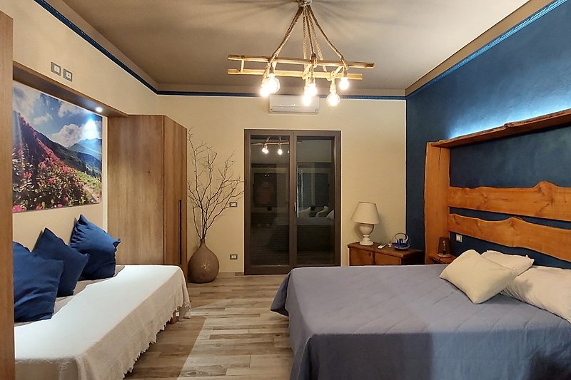 Una confortevole camera da letto con arredi in legno e una lampada a soffitto.