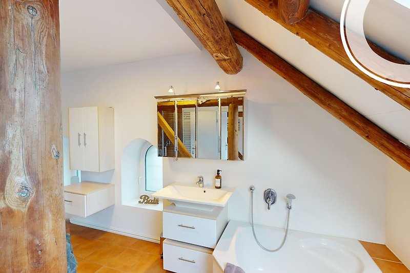 Badezimmer mit braunem Holz und Spiegel.