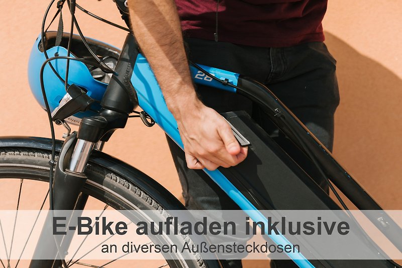 Fahrrad mit blauem Rahmen und Reifen, Fahrradteile, Sportbekleidung.