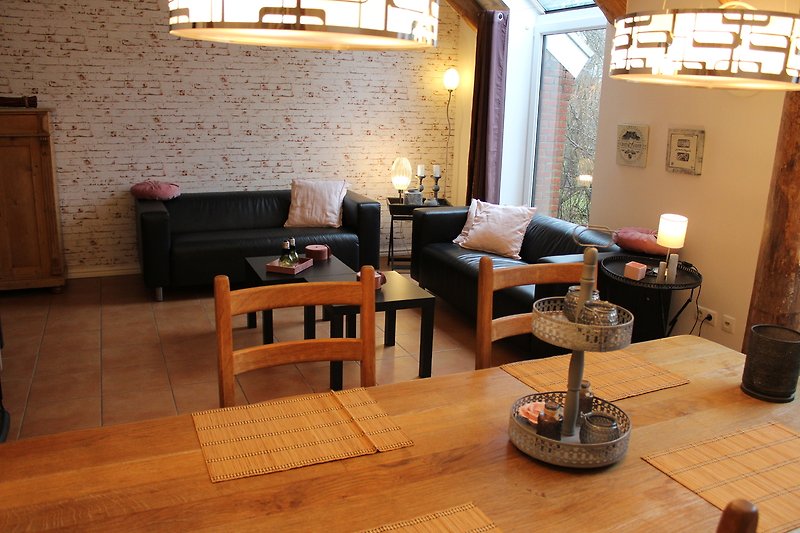 Gemütliches Wohnzimmer mit stilvoller Beleuchtung, Holzmöbeln und einer gemütlichen Couch.