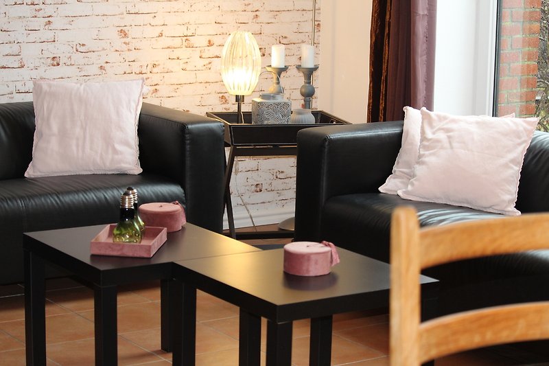 Gemütliches Wohnzimmer mit stilvoller Beleuchtung, Holzmöbeln und gemütlicher Couch.