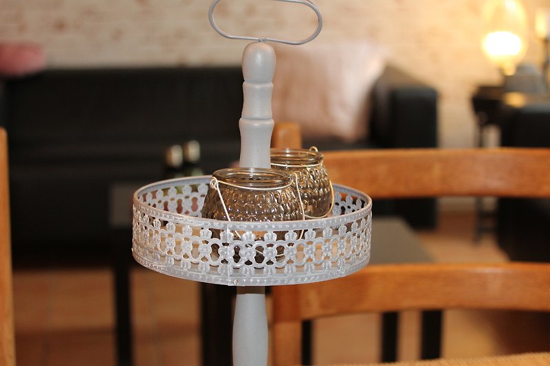 Schöne Holzlampe mit Metallkreis und Glas, perfekt für stilvolle Events.