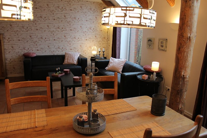Gemütliches Wohnzimmer mit stilvoller Beleuchtung und Holzmöbeln