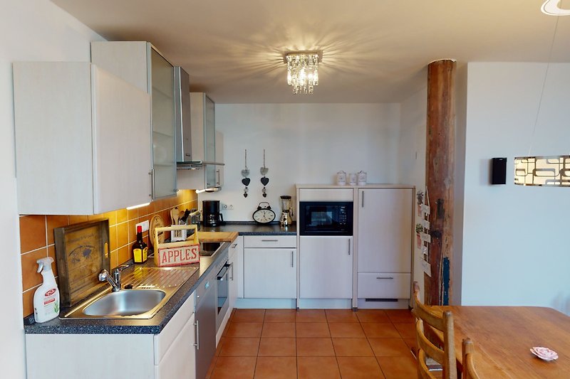 Küche mit Holzdesign, Spüle, Schränken und Herd.