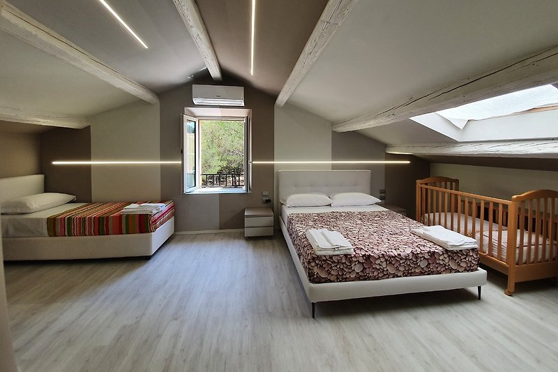 Slaapkamer 5: tweepersoonsbed + 1 eenpersoonsbed + 1 kinderbed