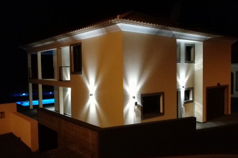 Villa Kortini bei Nacht