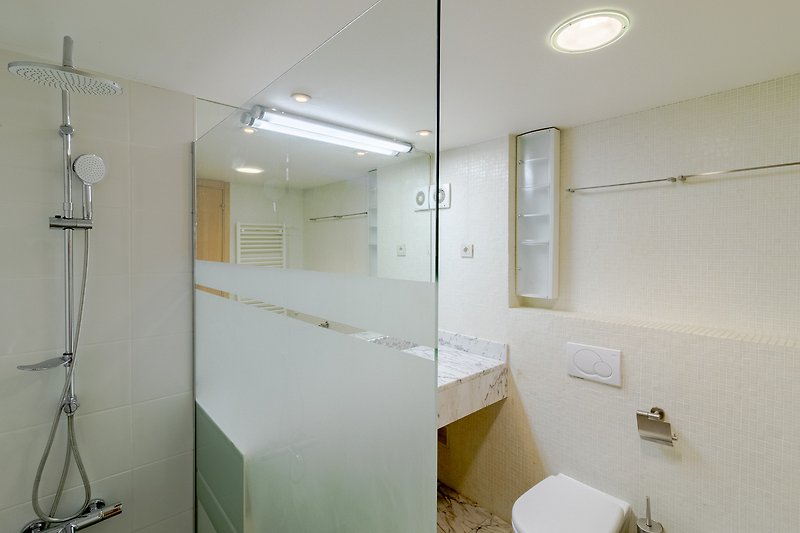 Moderne Badezimmerausstattung mit stilvollem Design und hochwertigen Armaturen.