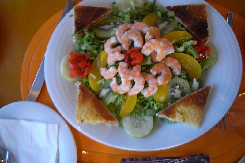 shrimp salad / salada de camarão