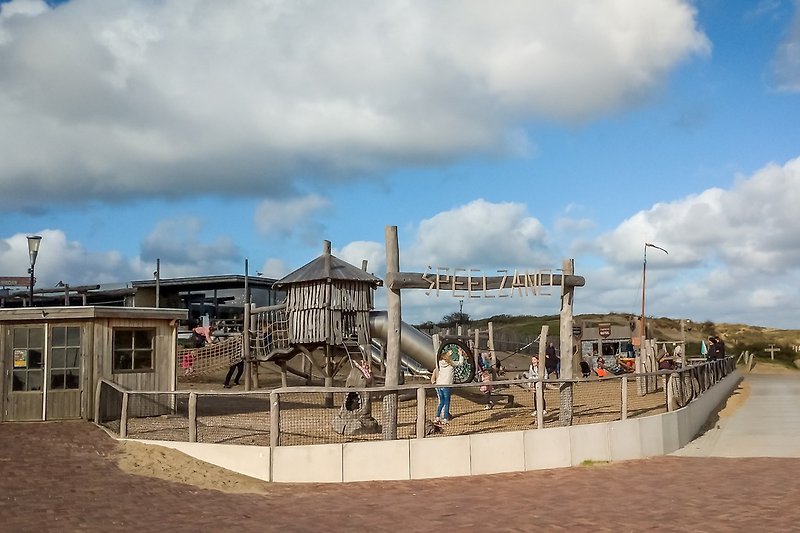 Spielplatz in der Nähe eines Strandrestaurants in der Umgebung