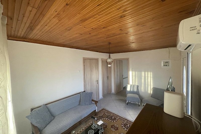 Gemütliche Wohnung mit stilvollem Interieur und Holzmöbeln.