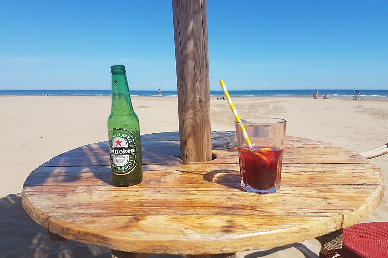 Strandblick mit Getränken und Palmen.