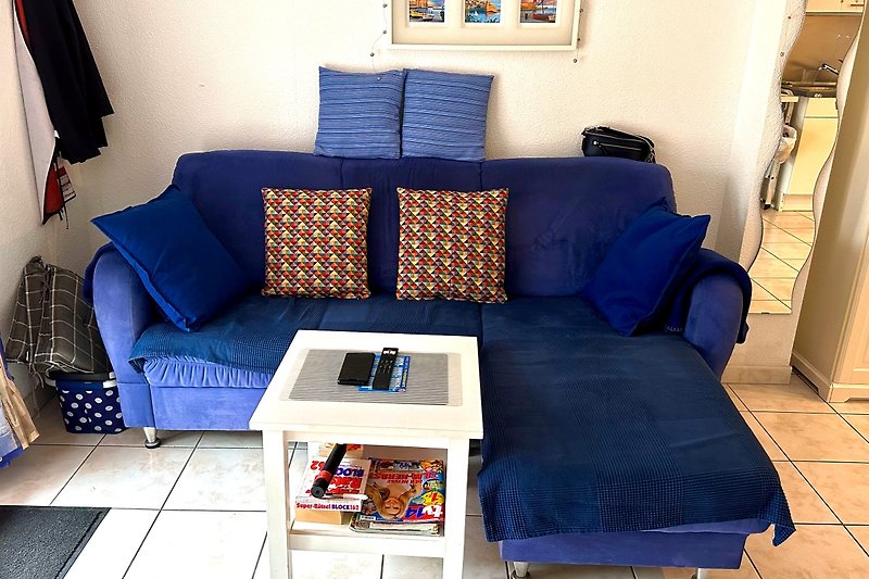 Gemütliche Sitzecke mit blauem Sofa .