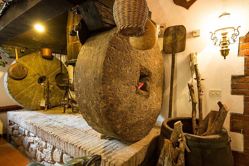 Detail: die antike Steinräder betätigt von der Wassermühle