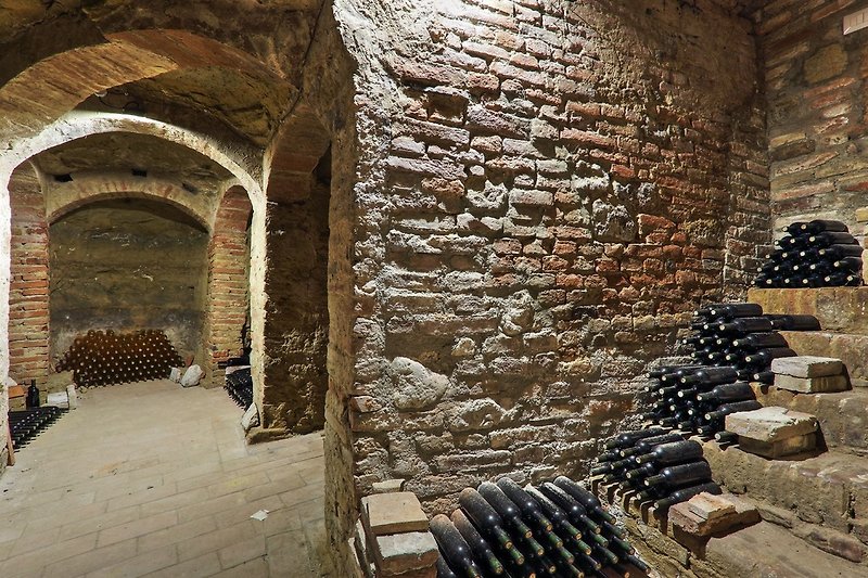 Weinprobesaal im Erdgeschoss des Pfarrhauses mit historischem Weinkeller 