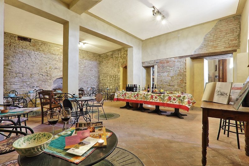 Weinprobesaal im Erdgeschoss des Pfarrhauses mit historischem Weinkeller 