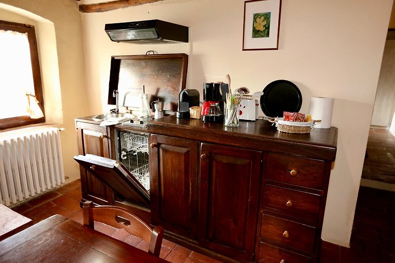 Kitchenette in der Wohnküche 1 mit Kamin, Sofabett und offener Galerie