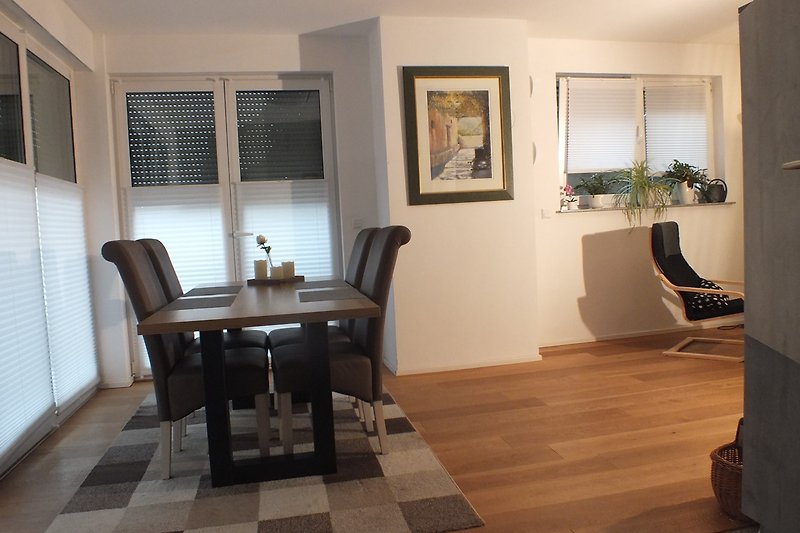 Gemütliches Wohnzimmer mit Holzboden, Pflanzen und stilvoller Einrichtung.