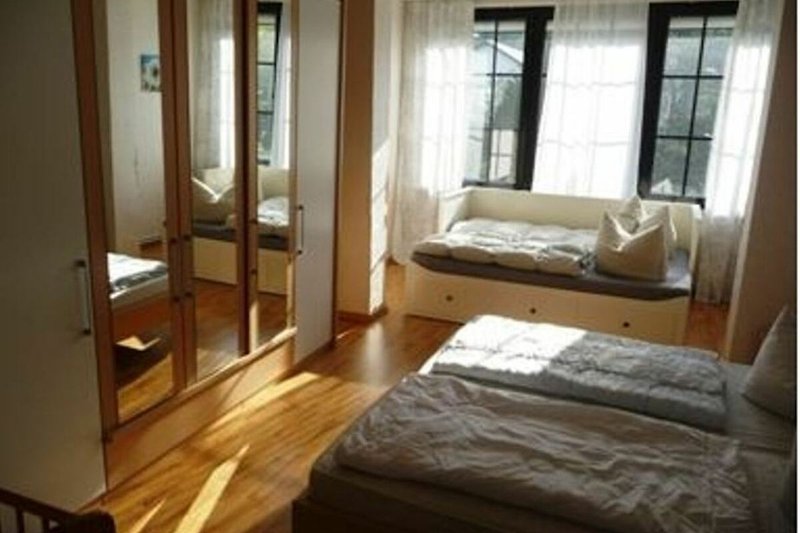 Schlafzimmer 1 mit Doppelbett, 2-Personenaufbettung im Erker und Kinderbettchen