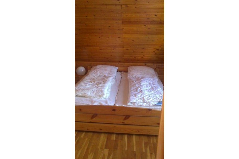 Schlafzimmer mit zusätzlichem Kinderbettchen