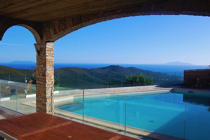 Hanglage mit Pool und Blick auf die Berge