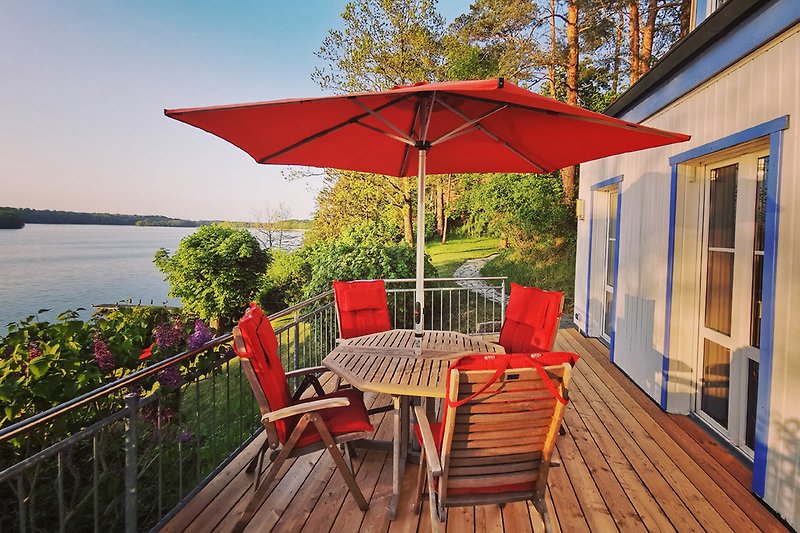 Terrasse mit Gartenmöbeln und Sonnenschirm