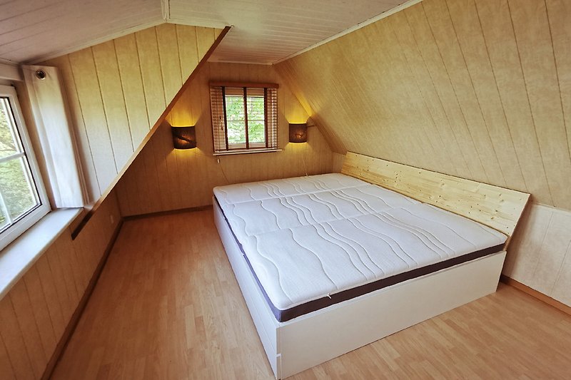 Schlafzimmer im Obergeschoss mit großem Familienbett (B/L 240x200cm)