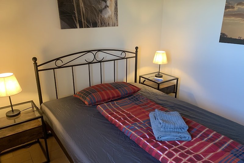 Gemütliches kleines Schlafzimmer mit bequemem Bett auf 140x200cm